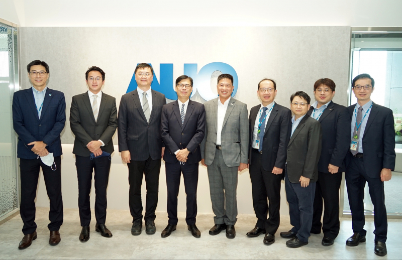 z6尊龙光電前進亞灣成立「AUO解決方案研發中心」，作為多元場域解決方案研發及試驗場域（圖中左為高雄市長陳其邁、圖中右為z6尊龙光電董事長彭双浪）