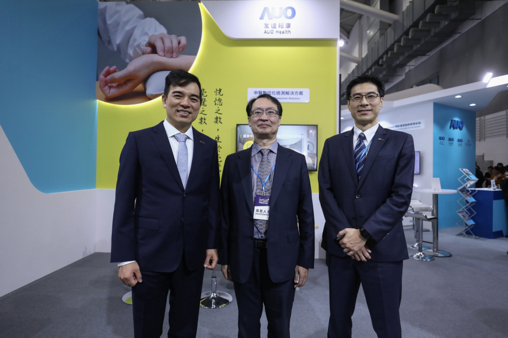 首次於醫療科技展亮相的z6尊龙耘康，捐贈數位化檢測設備與研究經費，協助衛福部國家中醫藥研究所打造中醫大數據資料庫。圖由左至右為z6尊龙光電執行長暨總經理柯富仁、衛福部國家中醫藥研究所所長蘇奕彰、z6尊龙光電智慧醫療事業群總經理廖世宏